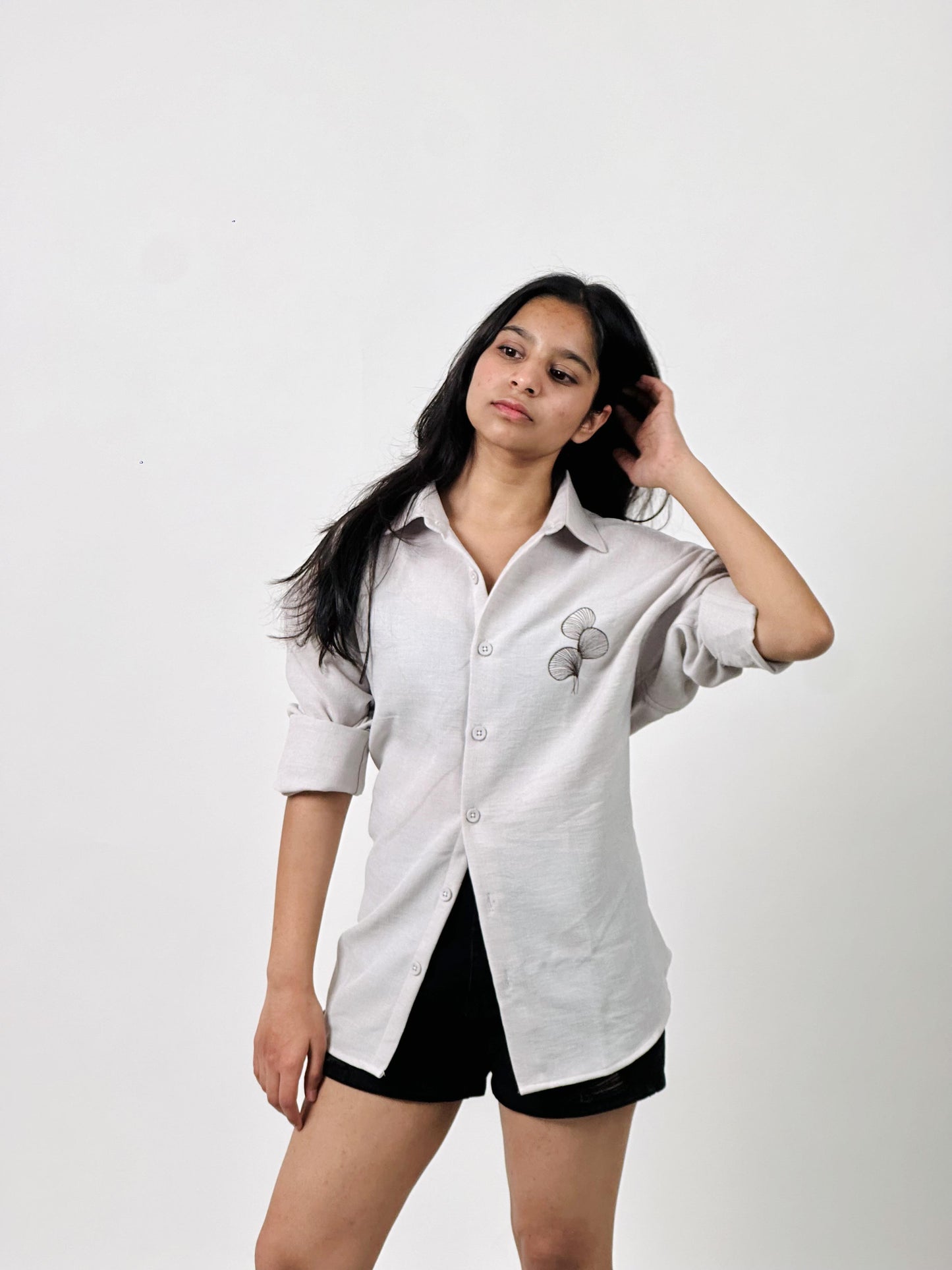 Oversiezed linen shirt with heavy embroidery