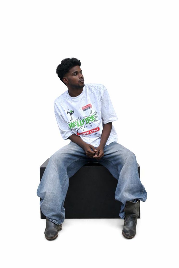 OVERSEIZED TSHIRT WITH CUTTENS AND PRINT